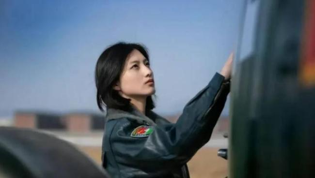 新毕业女飞行员改装首飞 又美又飒展翅蓝天